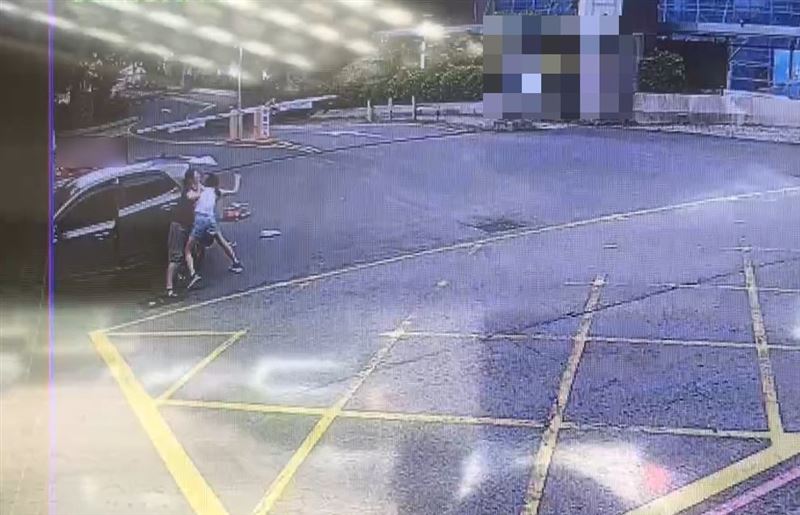 媽媽大聲叫罵,還出手甩了幾下巴掌,引起路過民眾側目。(圖/翻攝畫面)