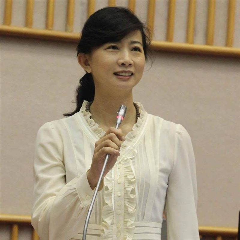 國民黨籍屏東縣議員宋麗華及丈夫鄭任祐,遭控涉犯詐欺、洗錢等罪遭檢方聲押。(圖/翻攝自宋麗華臉書)