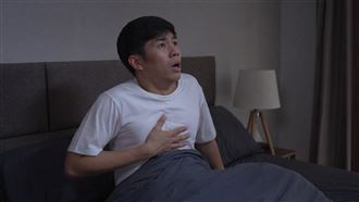 他胸悶驚鬼壓床！醫揪2事釀禍：很會偽裝