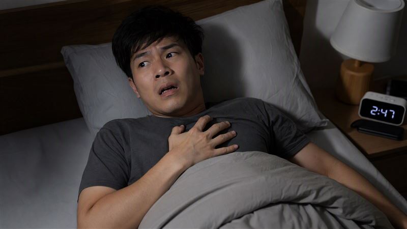 鬼月探險老屋出現頭暈、噁心,別急著認為「撞鬼」!胸腔暨重症醫師黃軒提醒,老屋可能有一氧化碳、黴菌等風險,若多人同時不適應,應立即離開並就醫。(圖/AI製圖)