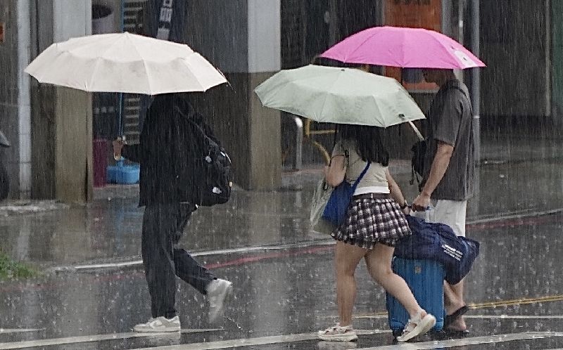 低壓帶及低氣壓影響,易有短延時強降雨。(圖/中央社)