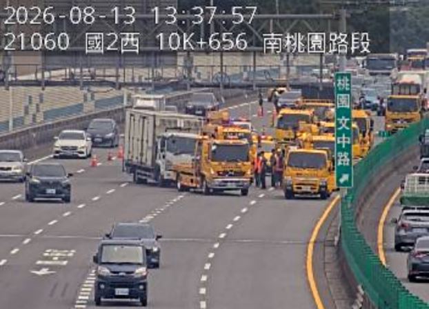 國道2號西向發生大貨車翻覆意外。(圖/翻攝自1968 APP)