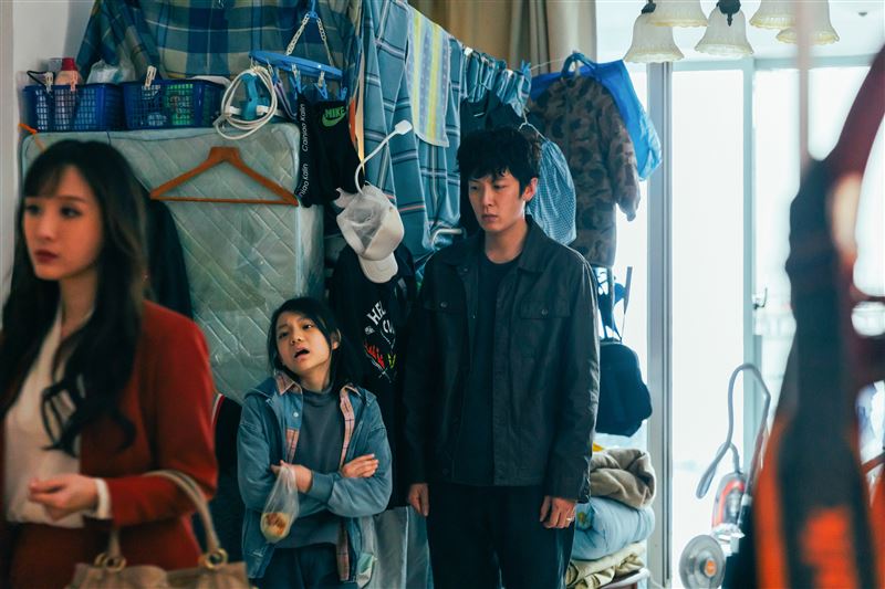 《我未許願先吹蠟燭》柯震東(右起)、梅靜妍與陳靜。梅靜妍小小年紀就展現超乎年齡的精湛演技。(圖/華映提供)