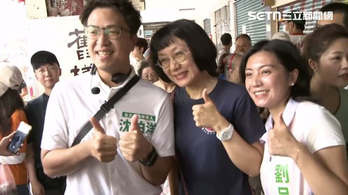 沈伯洋東門市場掃街,並與民眾合影。(圖/翻攝畫面)