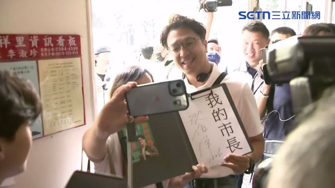 無懼出征！「這店家」讓沈伯洋簽兩次名
