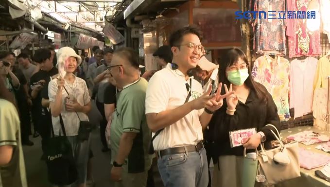 沈伯洋東門市場掃街,並與民眾合影。(圖/翻攝畫面)