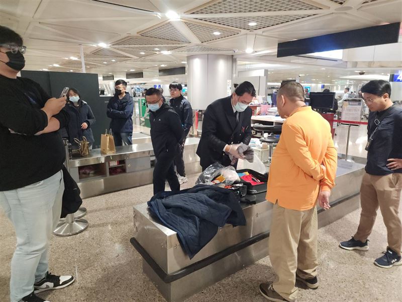 陳姓嫌犯一口氣在體內塞了66小包共483公克,讓檢警傻眼直呼不要命。(圖/翻攝畫面)