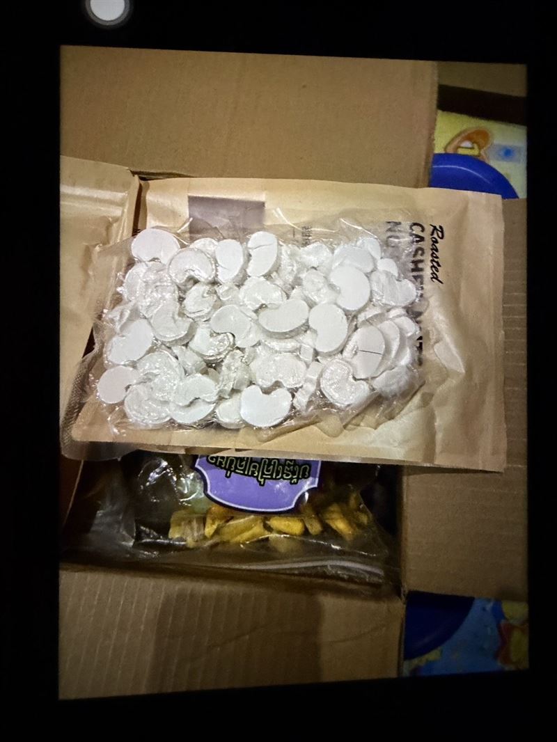 運毒集團將海洛因偽裝成腰果形狀,透過包裹寄回台走私。(圖/翻攝畫面)