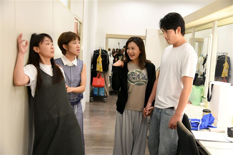 林昀希(左起)、Lulu、陳珮騏、李睿紳在化妝間對戲。(圖/三立提供)
