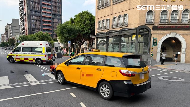 北市張姓計程車司機為了給救護車讓路,強行穿越路口與機車發生碰撞。(圖/翻攝畫面)
