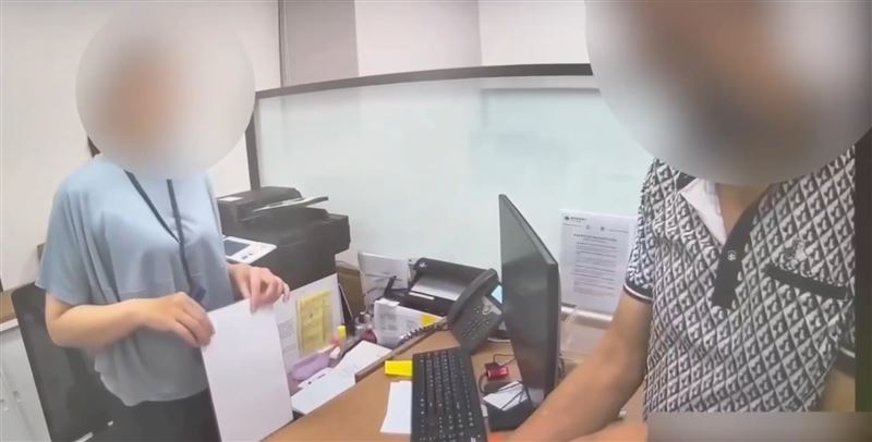 台北市松山區接獲詐騙集團「假兒子」電話,要求其至銀行匯款4萬6000元美金。(圖/翻攝畫面)
