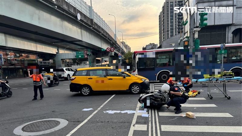 北市張姓計程車司機為了給救護車讓路,強行穿越路口與機車發生碰撞。(圖/翻攝畫面)