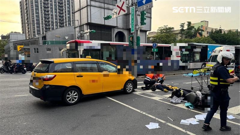 北市張姓計程車司機為了給救護車讓路,強行穿越路口與機車發生碰撞。(圖/翻攝畫面)