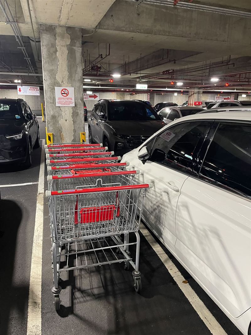 民眾目擊,某好市多發生購物推車停放擋到他人車門。(圖/翻攝自COSTCO好市多商品消費心得分享區)