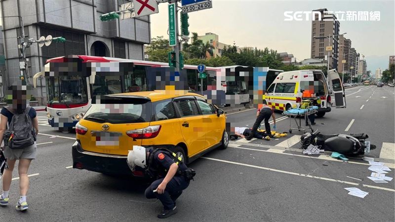 北市張姓計程車司機為了給救護車讓路,強行穿越路口與機車發生碰撞。(圖/翻攝畫面)