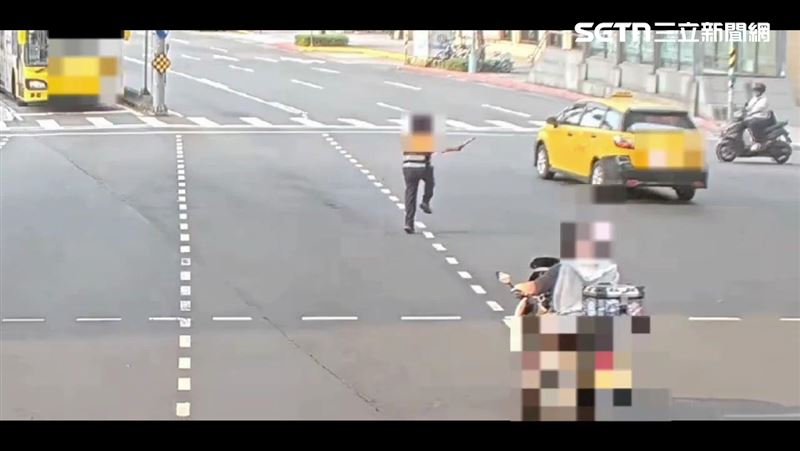 北市張姓計程車司機為了給救護車讓路,強行穿越路口與機車發生碰撞。(圖/翻攝畫面)