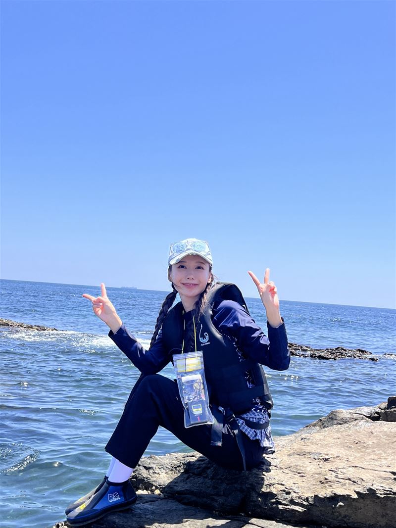 李雅英在貢寮出外景。(圖/民視提供)