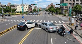 桃警急切攔查…男大生摔車斷腿　國賠出爐
