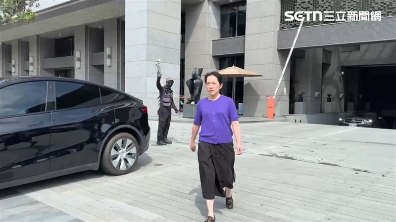 陳幸妤在趙建銘診所留下一星負評,13日照常至牙醫診所上工。(圖/翻攝畫面)