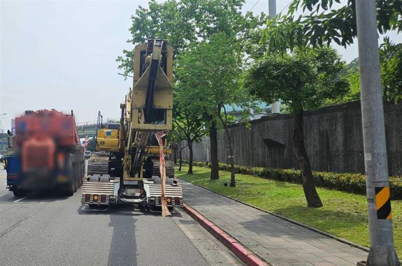 一名50歲蔣姓男子駕駛曳引車疑似未注意周遭車況,於轉彎時懸臂不慎和一旁的客運撞擊。(圖/翻攝畫面)