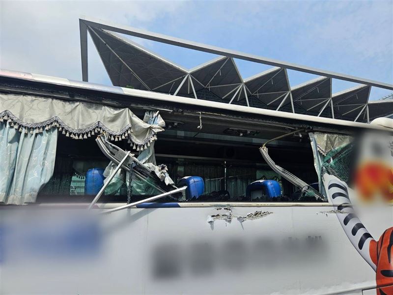 客運玻璃碎裂、車身毀損,所幸並未造成人員傷亡。(圖/翻攝畫面)