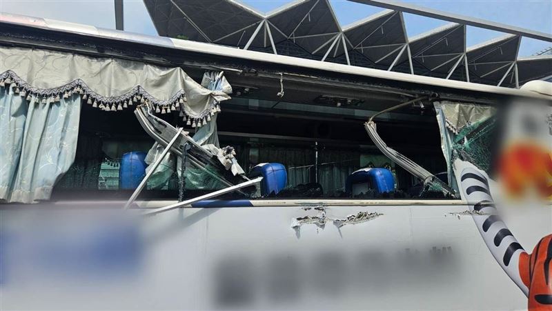 北市南港曳引車右轉！懸臂整根打穿客運