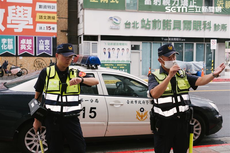 警方向民眾宣導演習將開始。(圖/記者楊士誼攝影)