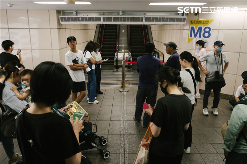 往地面的電扶梯暫時封閉,不少民眾在出口處等待演習結束。(圖/記者楊士誼攝影)