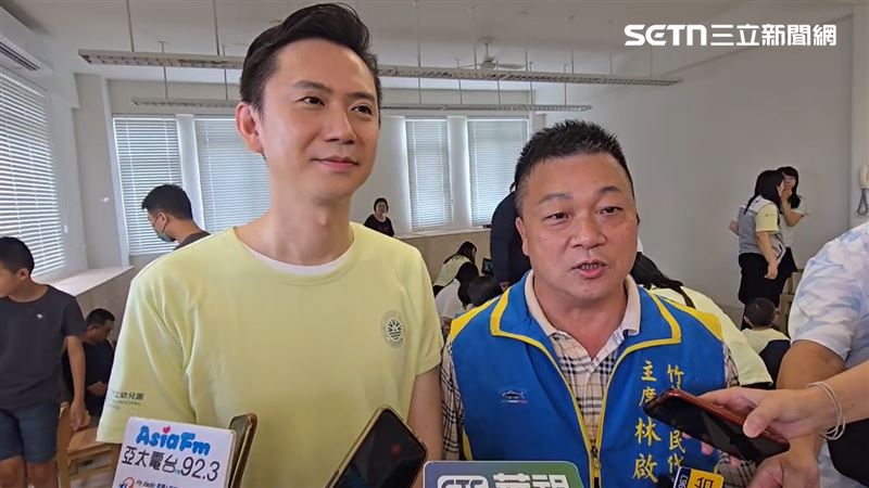林啟賢(右)稱讚鄭朝方(左)在竹北市政表現「方方面面都非常成功」。(圖/翻攝畫面)