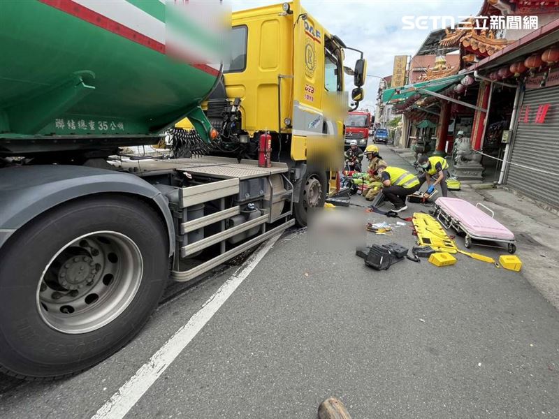 單車騎士被捲入車底,慘遭右前輪輾壓拖行,當場失去生命跡象。(圖/翻攝畫面)