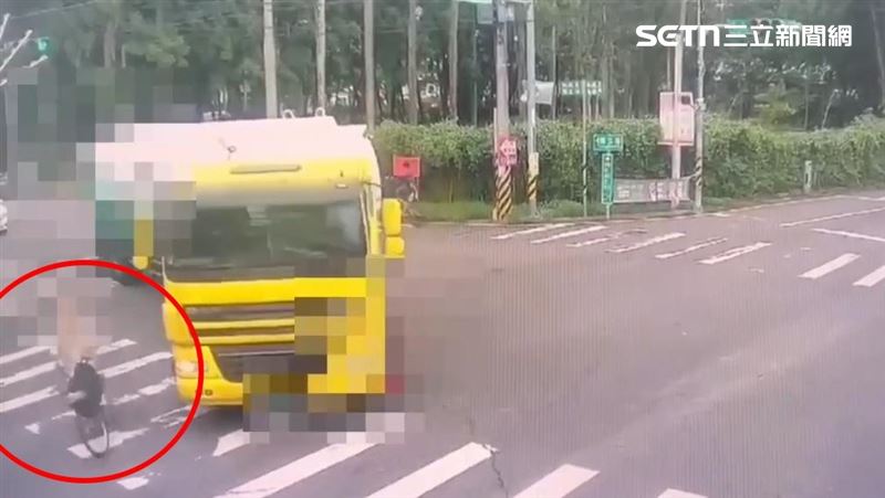 南投埔里鎮發生死亡車禍,聯結車路口右轉輾斃單車騎士。(圖/翻攝畫面)