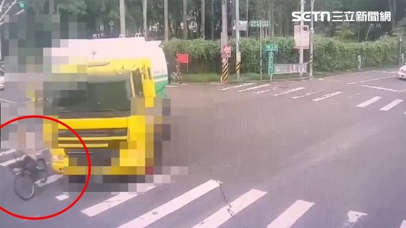 聯結車右轉撞死人！單車男捲車底拖行慘死