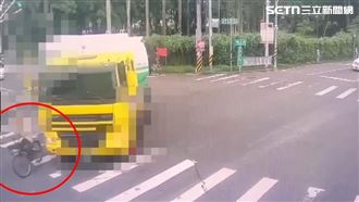 聯結車右轉撞死人！單車男捲車底拖行慘死