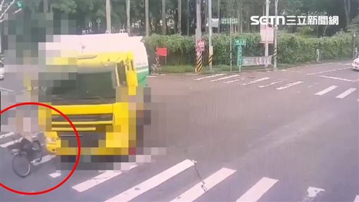 聯結車右轉撞死人！單車男捲車底拖行慘死