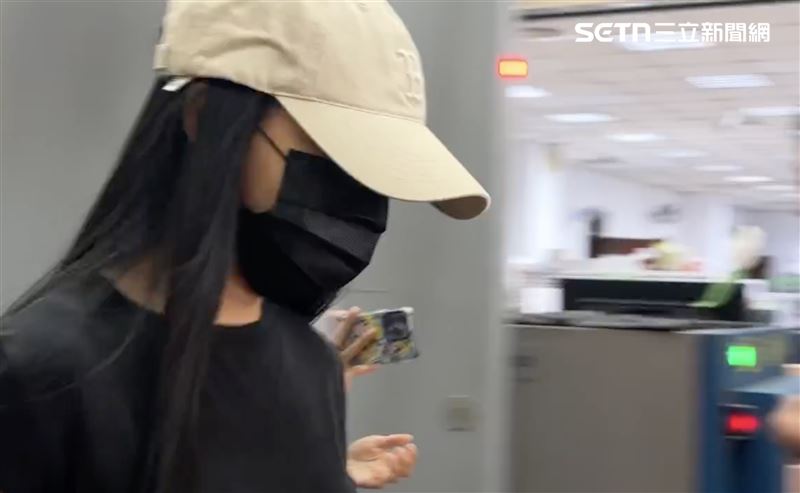 李建成前妻何思瑩返台，經北檢複訊後，100萬元交保。（圖／記者楊佩琪攝）