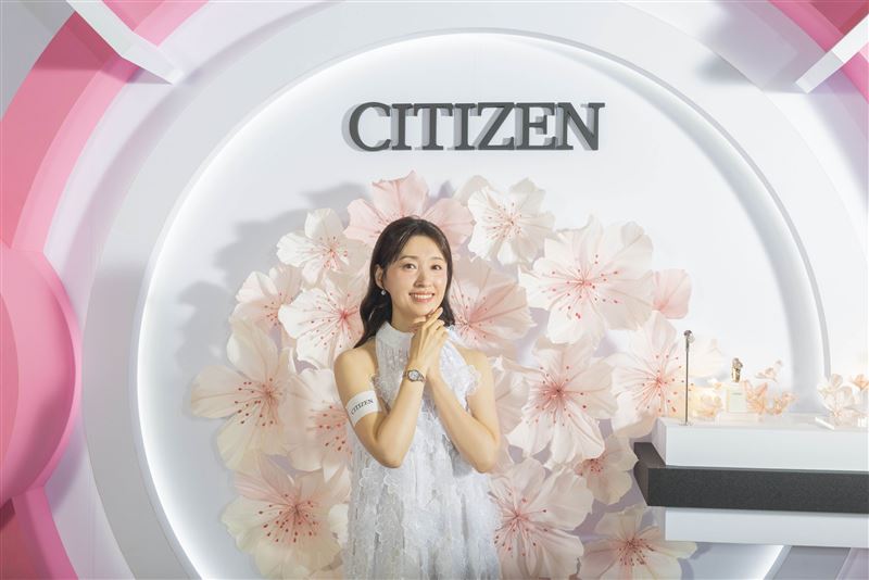 CITIZEN女錶品牌好友田中千繪,配戴以櫻花花盒為設計靈感的光動能全球電波時計ES9498-77N亮相。(圖/品牌業者提供)