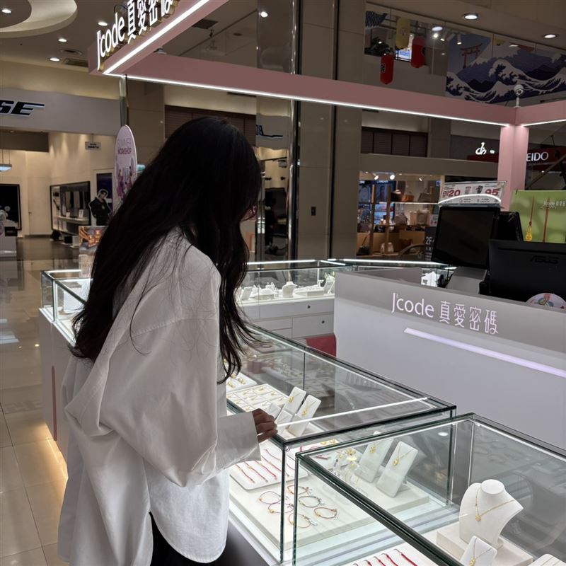 搶攻情人節送禮商機,Global_Mall旗下各店集結金飾、美妝保養等人氣品牌推出限定優惠。(圖/Global Mall提供)