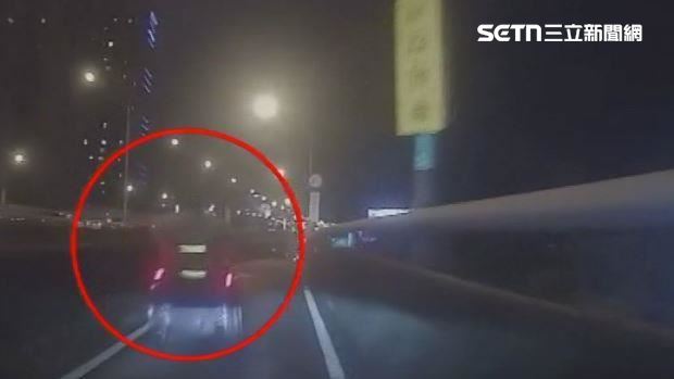 翁機車專用道騎電動輪椅　後方騎士傻眼