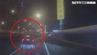 翁機車專用道騎電動輪椅　後方騎士傻眼
