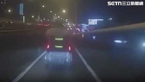 阿伯騎電動輪椅上機車專用道