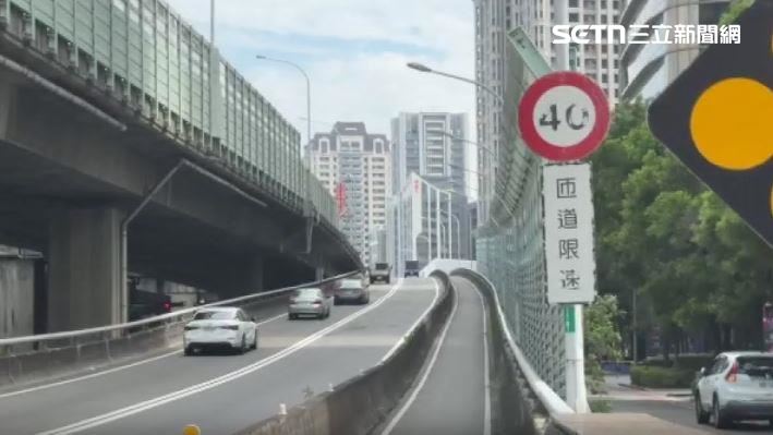 這條機車專用道兩側都有陡峭坡道與銜接匝道,車速快危險高