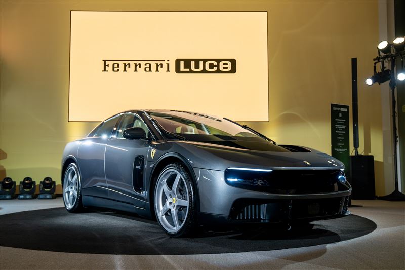 外觀以銳利車頭與誇張進氣孔來展現性能。(圖/Ferrari提供)