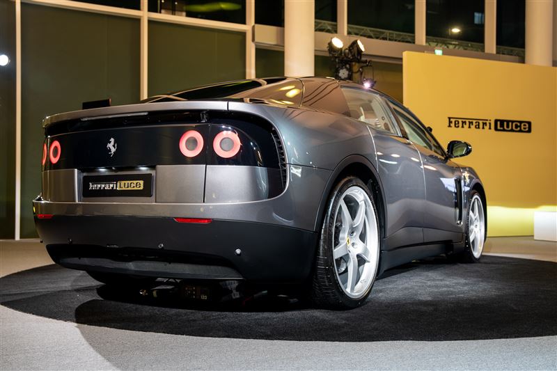 複雜的電驅系統整合四具馬達。(圖/Ferrari提供)