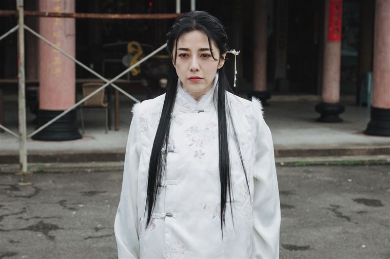 韓瑜為阿暖造型親力親為,即使辛苦也堅持做到最好。(圖/民視提供)