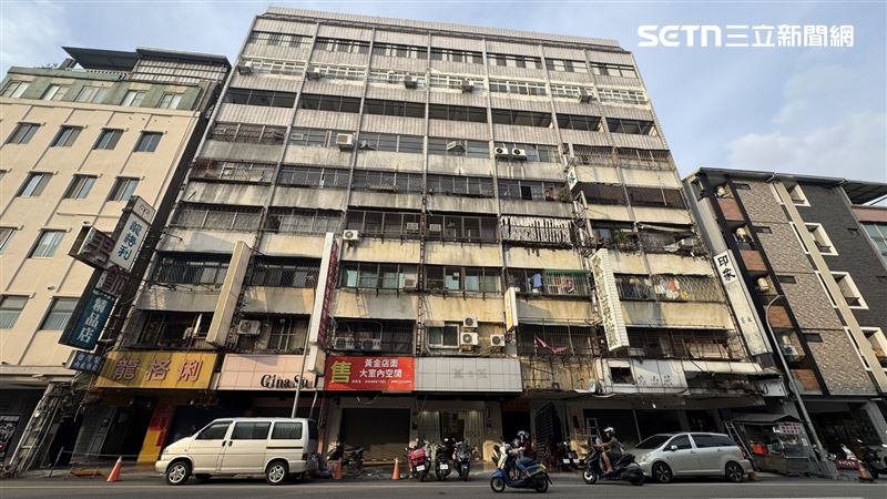 台中市54年歷史的金園大樓申請都更已延宕10年,設施毀損破敗好幾個樓層已成為廢墟。(圖/記者王乙徹攝影)