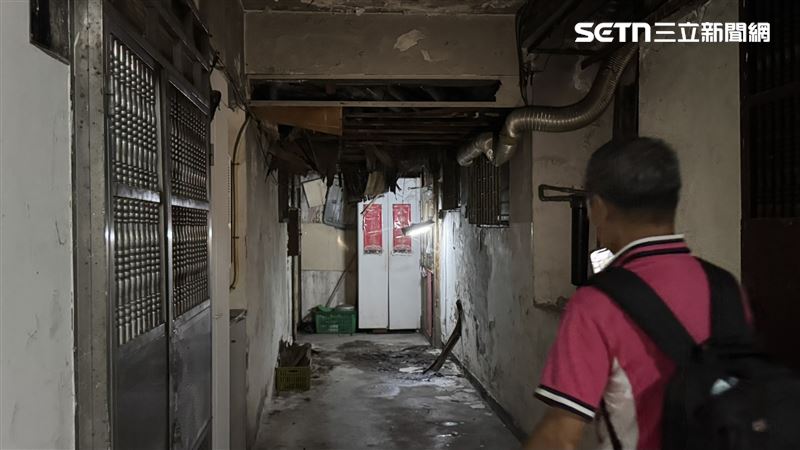 金園大樓內部到處可見天花板塌坍、漏水、壁癌的景象,沒有人住的空屋堆滿垃圾雜物。(圖/記者王乙徹攝影)