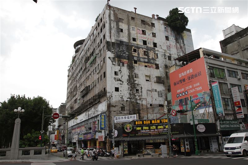 曾被列為十大鬼屋的台中市千越大樓至今仍等待資金挹注整合產權,遲遲無法推進都更進度。(圖/記者王乙徹攝影)