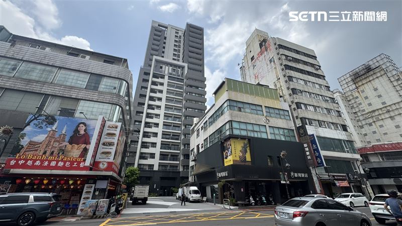 台中市中區東海戲院放棄都更改用危老條例,順利改建為住宅大樓成為該區域地標。(圖/記者王乙徹攝影)