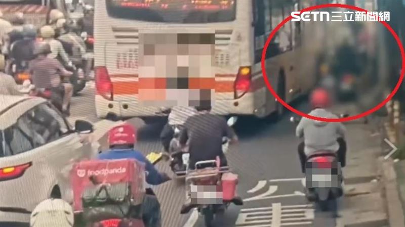 北市機車騎士不滿公車靠站載客爭道,竟騎到公車前方擋道。(圖/翻攝畫面)
