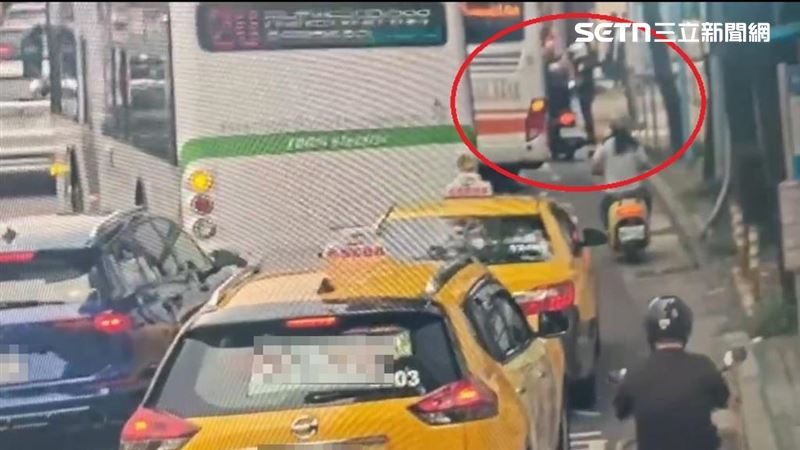 不滿公車司機靠站載客　機車騎士肉身擋道